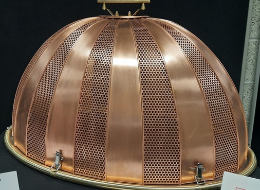 Damit der Hund in der Transportbox Licht und Luft bekommt, ist jedes zweite Kupfersegment perforiert.