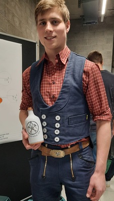 Den Tonkrug mit Spenglerwappen für seine Minibar hat Thomas Sonner eigens bei einer Töpferin vor Ort in Auftrag gegeben. 