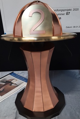 Wie es sich gehört, hat der Feuerwehrhelm sogar eine Nummer!