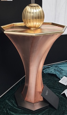 Die Indoorsäule von Marvin Burtscher wird von einer Kugel aus schmalen, gefalzten Segmenten gekrönt.