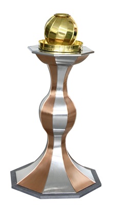 Stehbrunnen von Tobias Hochdanner, 1. Preis in der Kategorie "Bester Ziergegenstand". In der Messingkugel wurde das Endstück einer Trompete verbaut! - © BAUMETALL
