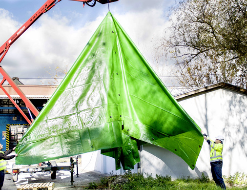 Mit den Sepa Profi Schutz- und Dachplanen können Dachprofis schnell ein Notdach mit dem Kran errichten﻿ - © Bild: Klöber
