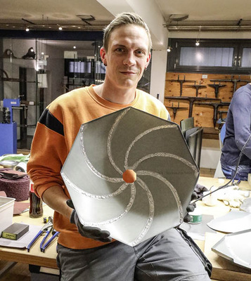 Kevin Tschichka zeigt die Innenseite der um 67,5° gedrehten Brunnenschale 