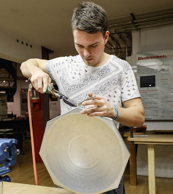 Willi Koch fixiert die von Nakra gesponserte Brunnen-Innenschale 