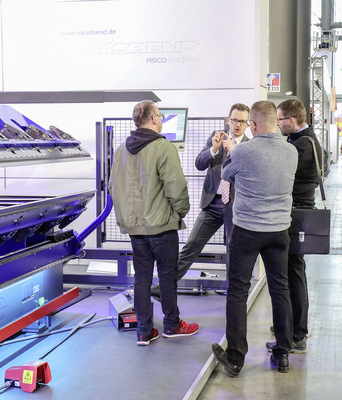 Robert Matthäß erläutert die Funktionsweise der Maschinensteuerung