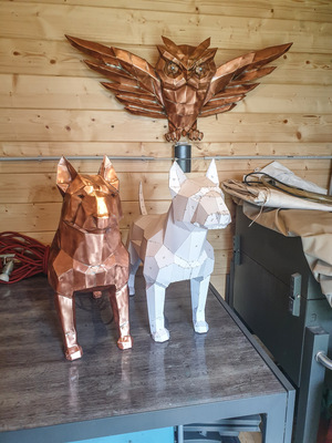 Das Papiermodell und der Kupferhund Seite an Seite. 
Im Hintergrund Torsten Thielmanns Kupfereule mit wachem Blick