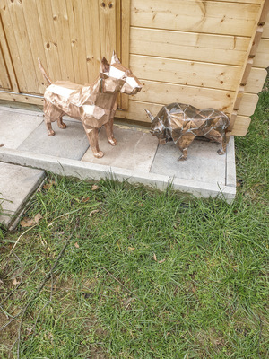 Pitbull und Stier: Zwar ist das Größenverhältnis nicht ganz naturgetreu,
aber sehenswert sind die beiden dennoch