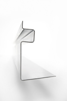 ... erlaubt die Herstellung äußerst enger Spezial-, Hut- oder Omegaprofile 