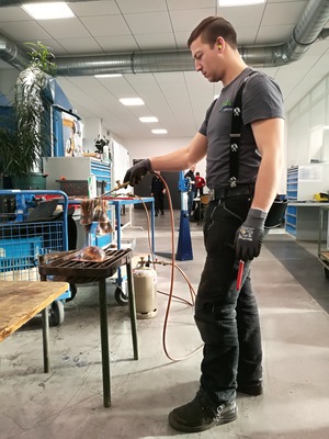 Eine Kugelhalbschale beim Ausglühen