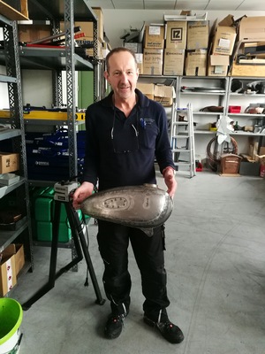 Arno Fell war viele Jahre im Karosseriebau an der Fahrzeugakademie Schweinfurt. Das Bild zeigt ihn mit einem deteilgetreuen Nachbau eines 250er DKW-Tanks aus den 1950/60er Jahren