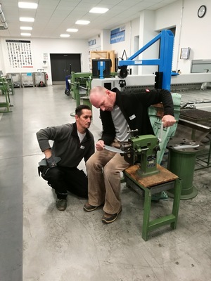 Die Fertigkeiten an der Sickenmaschine werden verfeinert