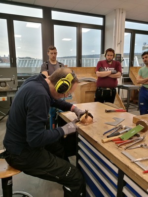 Arno Fell bei der Arbeit. Gehörschutz war in dieser Woche unverzichtbar!