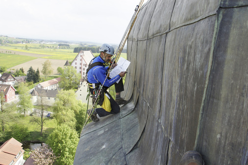 Wolfgang Huber bei der Überprüfung einer historischen Kirchturmbedachung - © Bild: Huder
