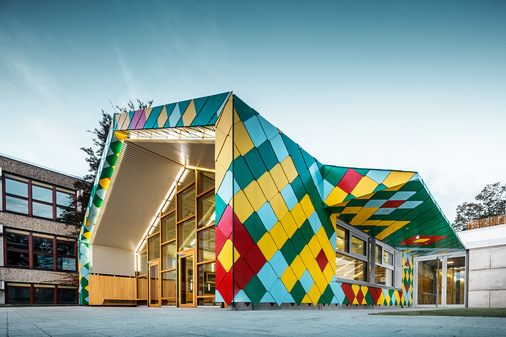 Die Gebäudehülle besteht rundherum aus farbigen Aluminiumrauten - © Prefa I Croce & Wir
