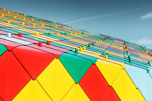 Die Dachfläche ist mit farblich passenden Schneefanglaschen ausgestattet