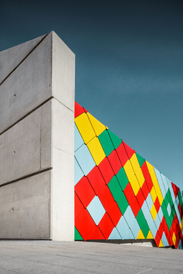 Interessante Kombination von buntem Metall und schlichtem Sichtbeton.