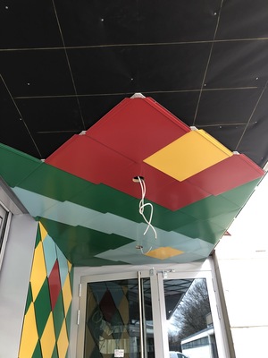 Impression von der  Montage der Rauten an der Untersicht