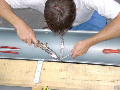 So wird eine Dachrinne gelötet.