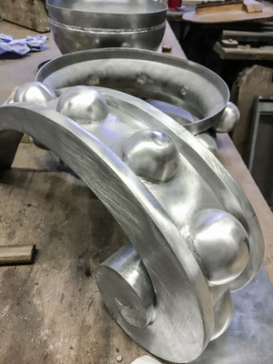 Aufgesetzte Halbkugeln verschönern das Bauteil … 