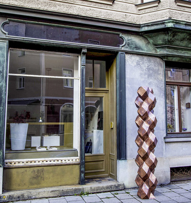 Moderne Skulptur vor historischer Fassade