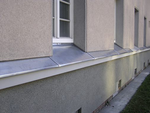 An diesem Fensterbandgesims ermöglicht der Blechkaltkleber Enkolit die durchdringungsfreie Montage von Metallabdeckungen