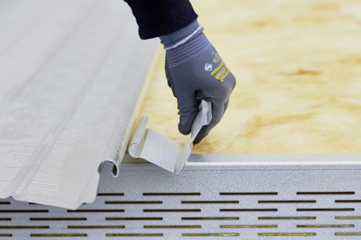 Das Thermo-Z-Distanzprofil ist ein perforiertes Aluminiumprofil mit speziellem Schlitzmuster 