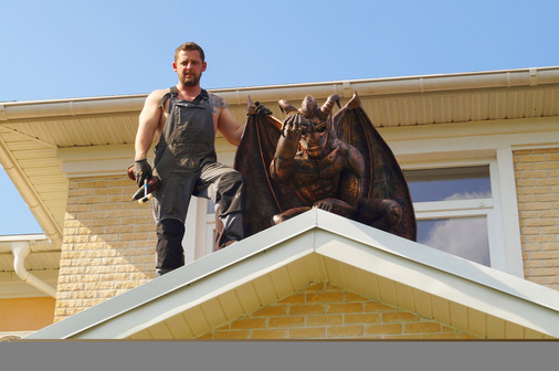 Auch die Montage ist Chefsache: hier auf dem Giebel eines Dachvorsprungs