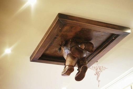 Ein durch die Decke gebrochener Kupfer-Karlsson