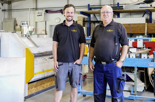 Freude bei der Arbeit: Christian und Robert Smejkal sind in der Werkstatt ein perfektes Team - © Bild: BAUMETALL
