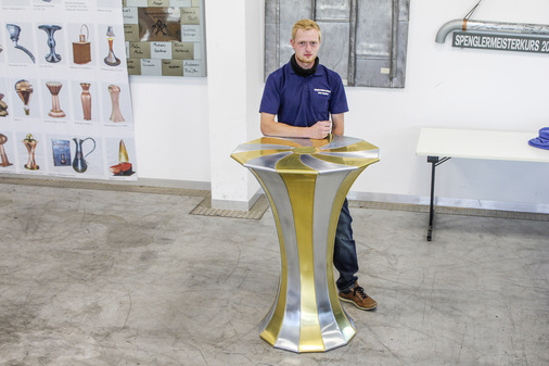 Bi-Metall-Stehtisch von Tobias Käpplinger