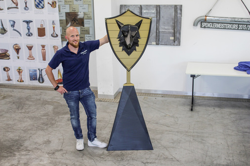 Wappen mit aufgesetztem Wolf von Pierre Benzing