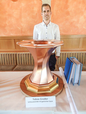 Tobias Gredler hat eine Schlüsselschale mit gedrehter Säule angefertigt