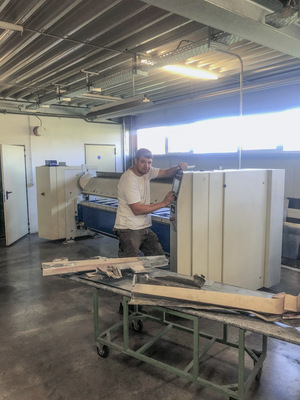 Florian Sittig nimmt Maß und programmiert den Biegeprozess für ein neues Anschlussprofil