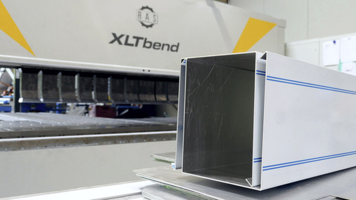 Exakt und wiederholgenau: zwei fertiggestellte und ineinandergelegte U-Profile 