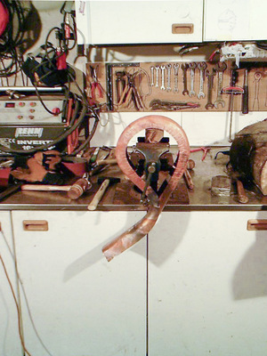 Vor der Prüfung probte der Meisteranwärter die Formung des Schlangen­körpers an der eigenen Werkbank