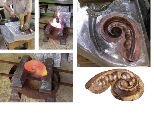 Die Zink-Gussformen sind schwer und entsprechend stabil. Das Ausgangsmaterial wird mit ­Hammer und Richtstab an die Gussform angepasst. Das Material wird dabei immer wieder weichgeglüht und im Wasserbad abgeschreckt