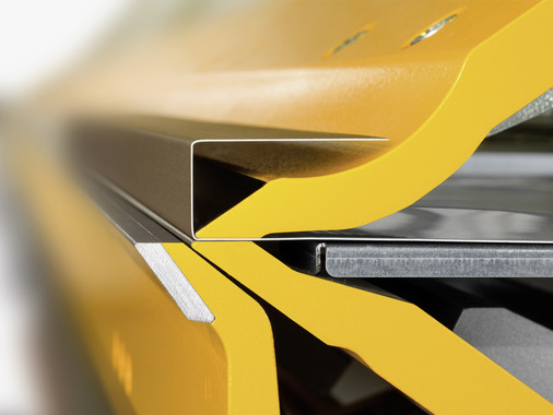 Optional ist ein gebogenes Oberwangenwerkzeug erhältlich, dessen Form einem Geißfuß ähnelt. Profile mit einem Seitenverhältnis von 1 : 2 (Höhe zu Tiefe) können somit hergestellt werden. Wie auf dem Foto dargestellt, z. B. 40 mm Höhe und 80 mm Tiefe