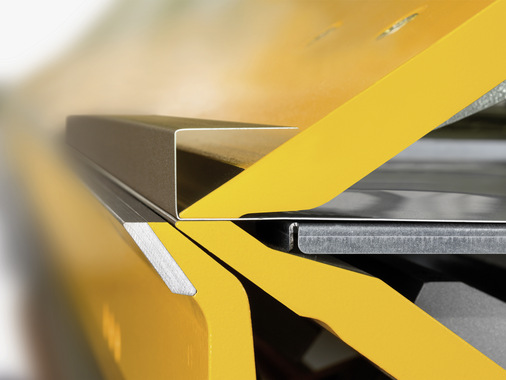 Standard ist ein gerades Oberwangenwerkzeug mit einem sehr flachen Neigungswinkel von nur 35 Grad. Diese Werkzeugform ermöglicht die Herstellung von Profilen mit einem Seitenverhältnis von 3 : 4 (Höhe zu Tiefe). Wie auf dem Foto dargestellt, z. B. 40 mm Höhe und 60 mm Tiefe