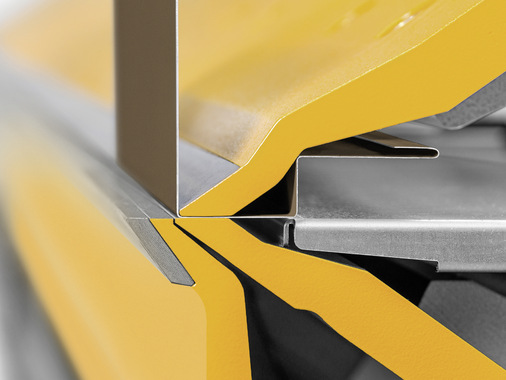 Als dritte und neueste Option ist ein Oberwangenwerkzeug mit Nase erhältlich. Damit können jetzt typische Spenglerbleche wie Wandanschluss- und Ortgangbleche noch einfacher hergestellt werden. Wie auf dem Foto dargestellt, z. B. 50 mm nach innen und 25 mm nach oben