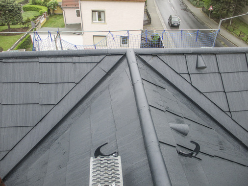 Linientreu: Am First treffen Kehlen und Firstkappen aufeinander﻿