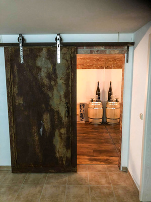 Der urige Eingang in den neuen Weinkeller ... - © Bild: N. Heinzlmeier
