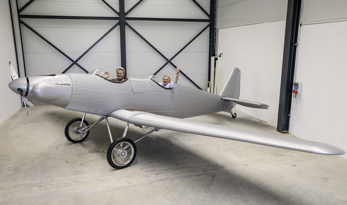 Die Kursleiter haben im Prototyp der Junkers Junior Platz genommen – der Pilot sitzt hinten