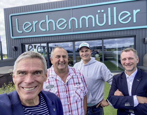 Andreas Buck (l.) und Martin Fischer (r.) bedanken sich bei Markus Lerchenmüller und Daniel Bracke für die interessanten Einblicke - © Bild: BAUMETALL
