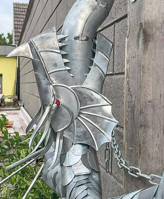 Das feuerrote Drachenauge komplettiert den ohnehin detailreichen Kopf