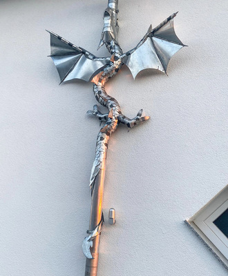 Ein Drache mit Schuppenkleid aus walzblankem und vorbewittertem Titanzink