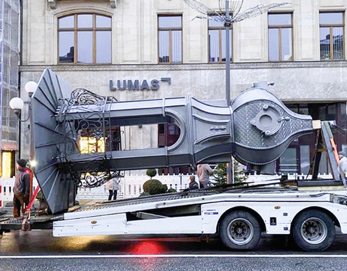 Die Laterne erreicht den Zielort in der  Wilhelmstraße der hessischen Landeshauptstadt