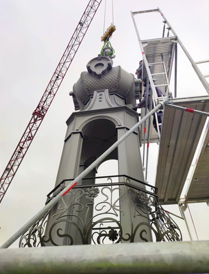 Finale: Das Aufsetzen der Turmspitze