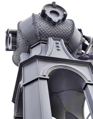 Das fertige Ergebnis kann sich sehen lassen. Die bei Nakra in Fambach rekonstruierte Laterne schmückt seit Dezember 2020 das Dach des Gründerzeitgebäudes in Wiesbaden