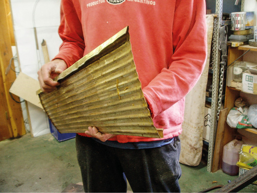 Designer Manuel Rapoport zeigt eine Dosenschindel