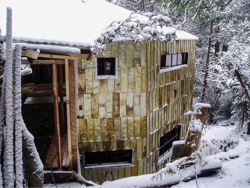 Nachhaltige Tomatendosenwand oder Mountain House? Manuel Rapoports nachhaltiges Domizil - © Bild: Manuel Rapoport
